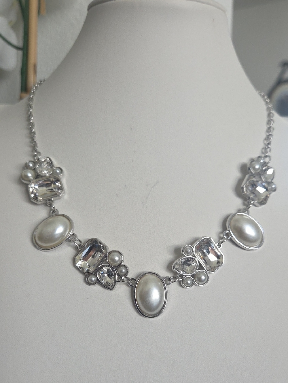 Paparazzi Sensational Showstopper White Necklace NWT